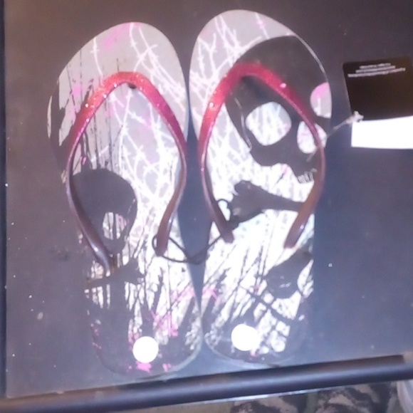 NWT - Skull Flip Flops - Size S (5/6) - Picture 1 of 10
